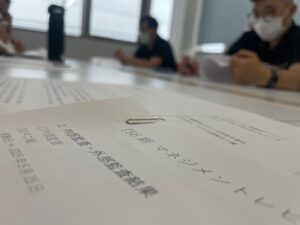 静かに振り返る